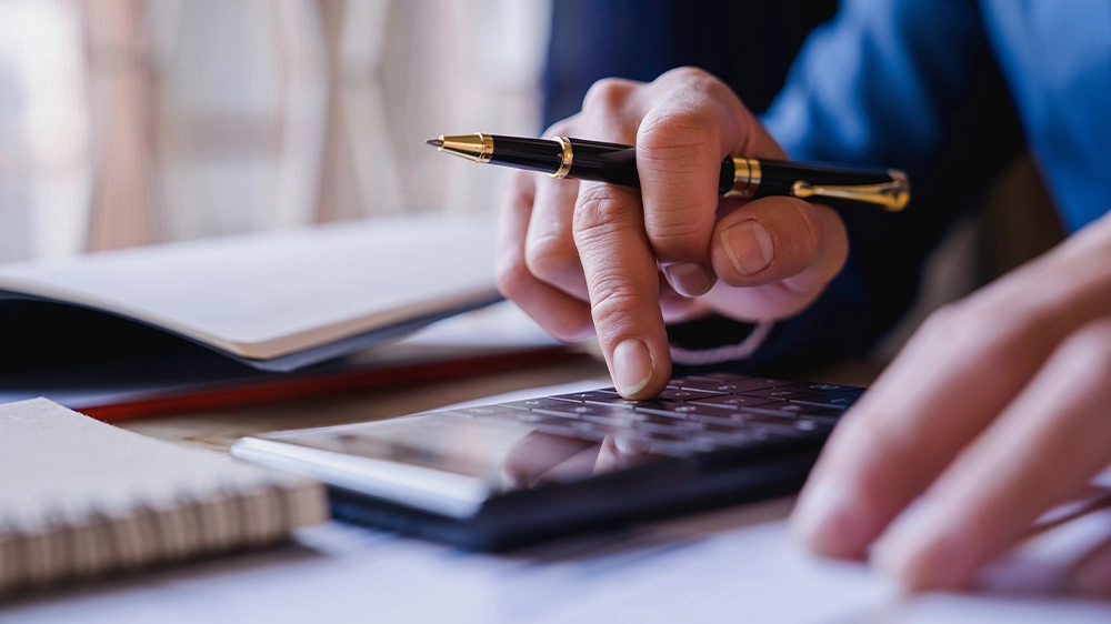 ガレージ経営の計画をしている様子のイメージ画像