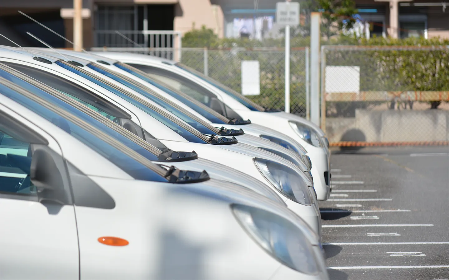 事業用車両の駐車場が不足しているイメージ画像