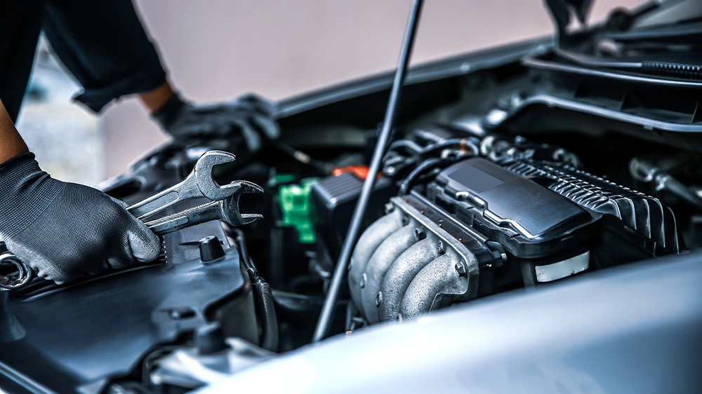 ガレージで車の整備をする人のイメージ