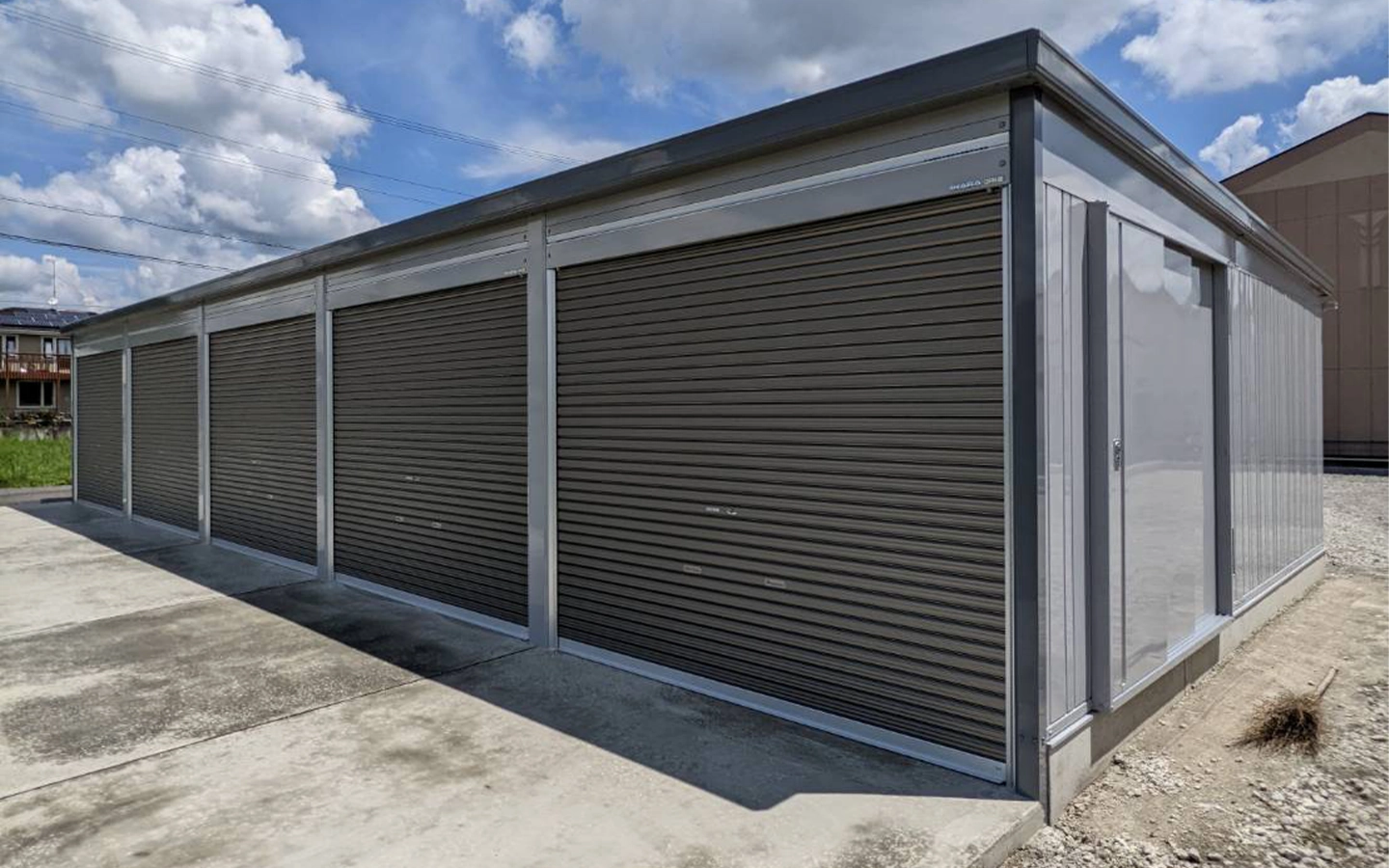 施工事例１の五台分の大型ガレージの画像